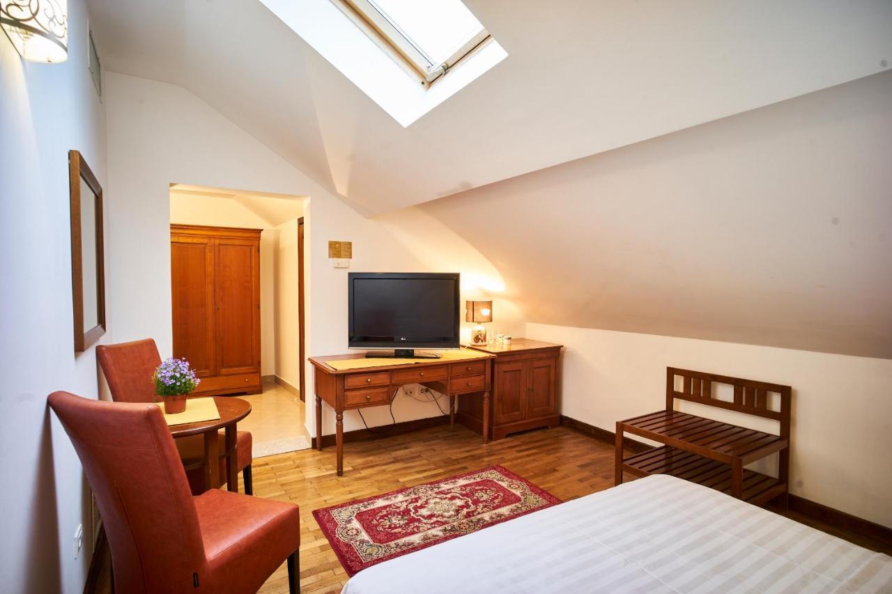 Cozy Attic Room VI Bukarest Eksteriør billede